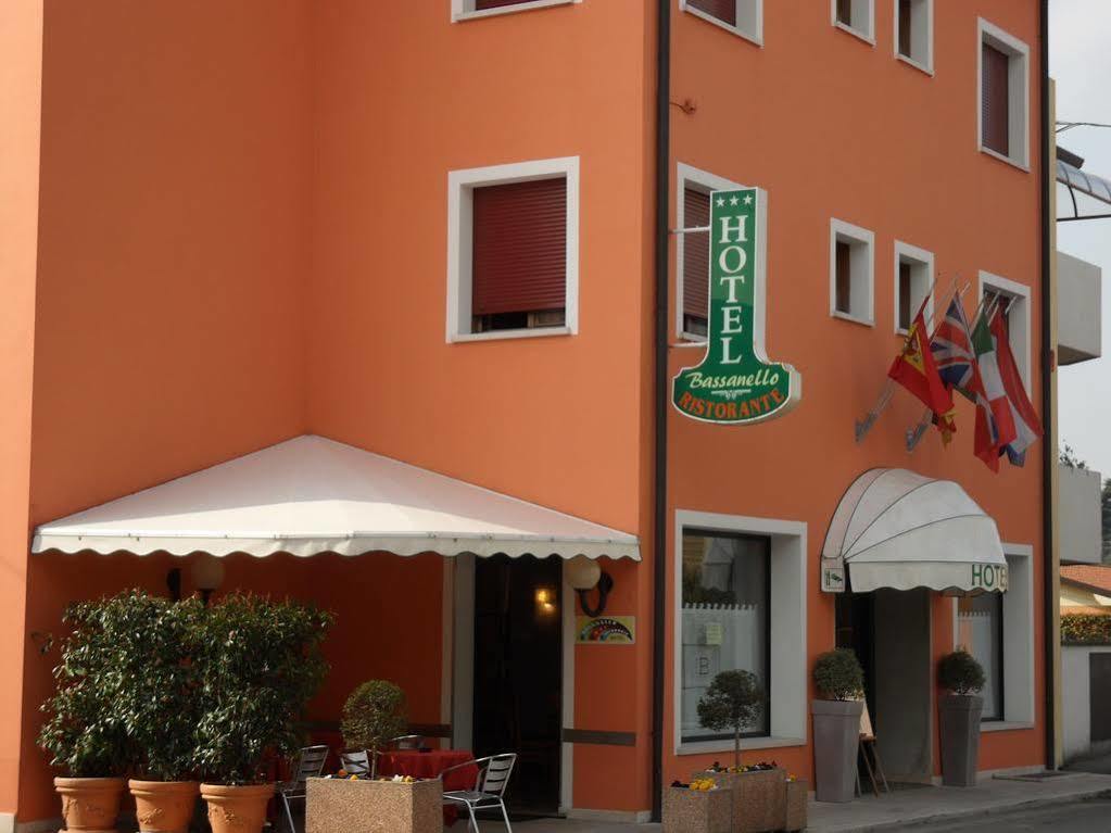 Hotel Ristorante Al Bassanello Басано дел Грапа Екстериор снимка
