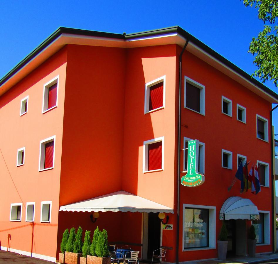 Hotel Ristorante Al Bassanello Басано дел Грапа Екстериор снимка