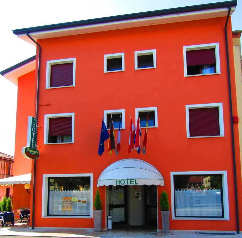 Hotel Ristorante Al Bassanello Басано дел Грапа Екстериор снимка