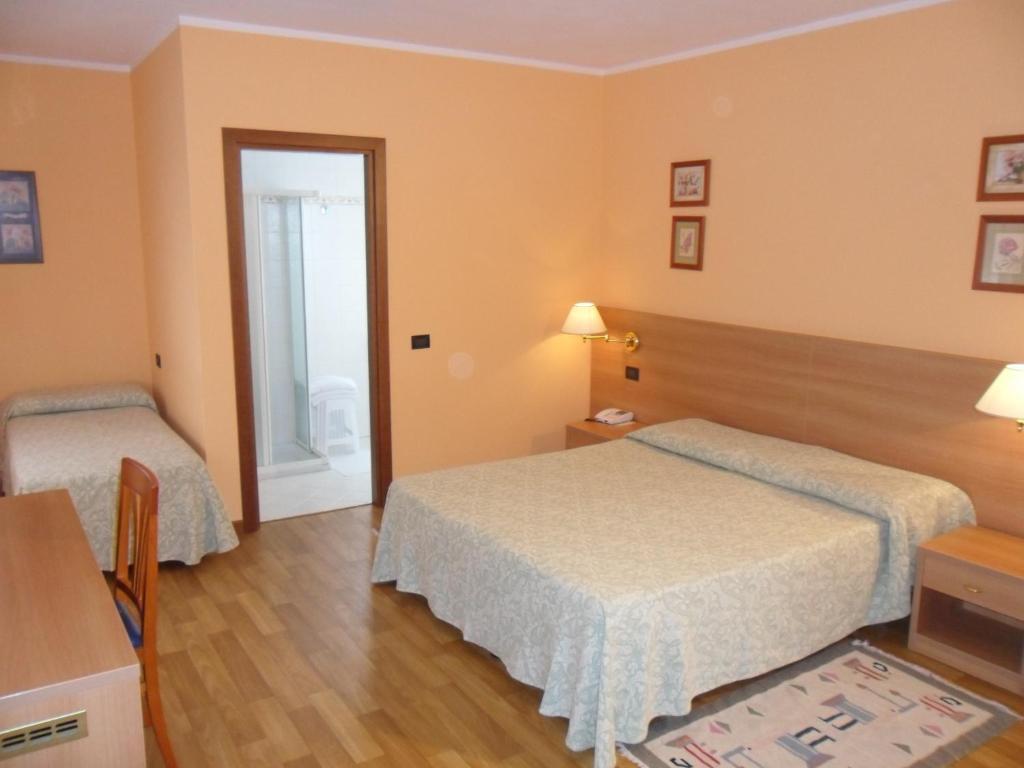 Hotel Ristorante Al Bassanello Басано дел Грапа Стая снимка