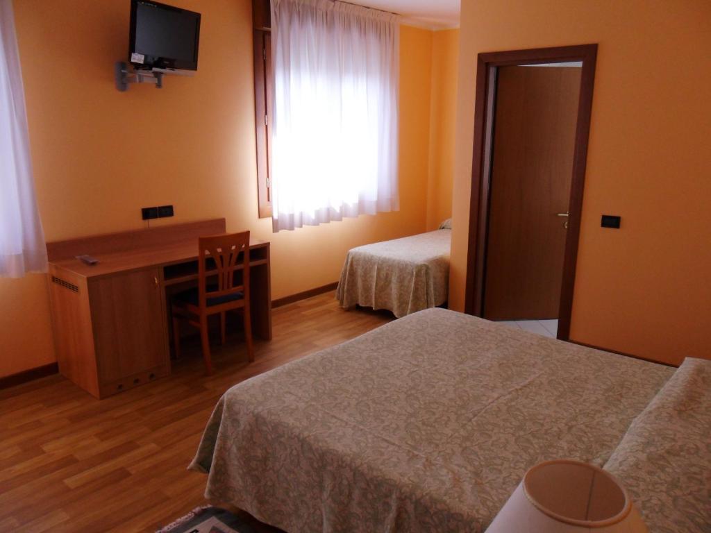 Hotel Ristorante Al Bassanello Басано дел Грапа Стая снимка